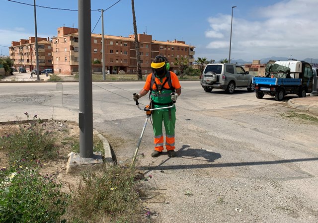 Continúan las labores de desbroce y limpieza en diferentes áreas de Águilas 