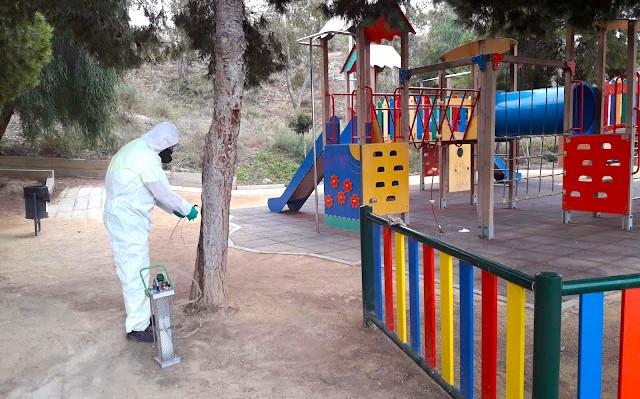 El Ayuntamiento de Águilas refuerza la prevención y el control de la procesionaria del pino en los centros educativos del municipio