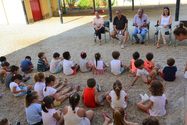 Los niños de la Escuela Días No Lectivos participan en un taller de cuentos sobre el actor Paco Rabal