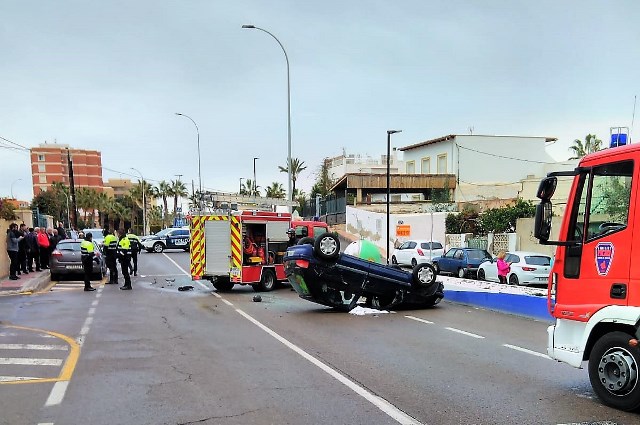 Servicios de emergencia atienden y trasladan al conductor de un turismo tras un accidente de tráfico con atrapados en Águilas