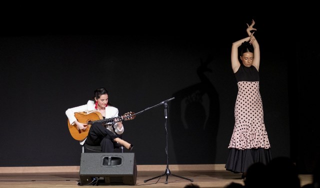 Teresa Jiménez rinde homenaje a Paco Rabal con un multitudinario concierto de guitarra flamenca