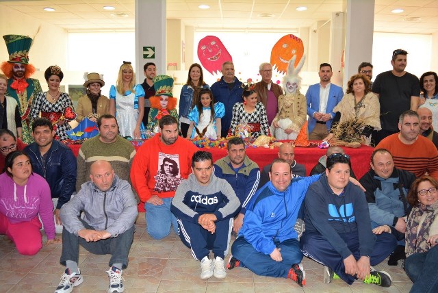 Los personajes del Carnaval de Águilas visitan la sede de Afemac