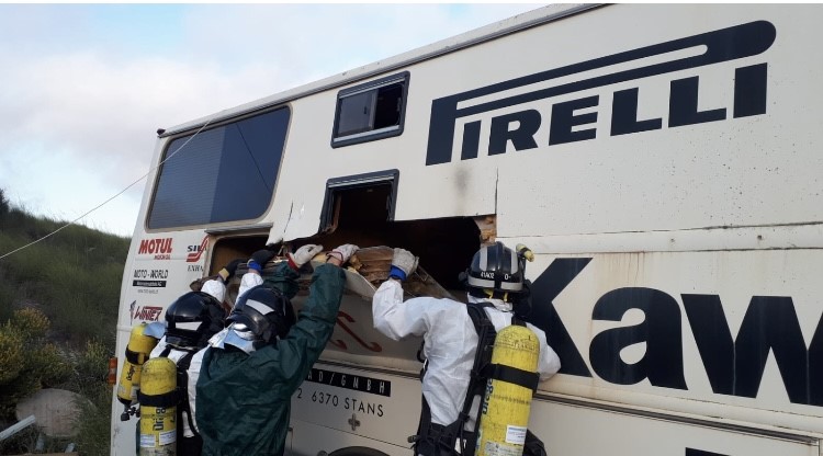 Bomberos rescatan un cadáver de una autocaravana en Águilas