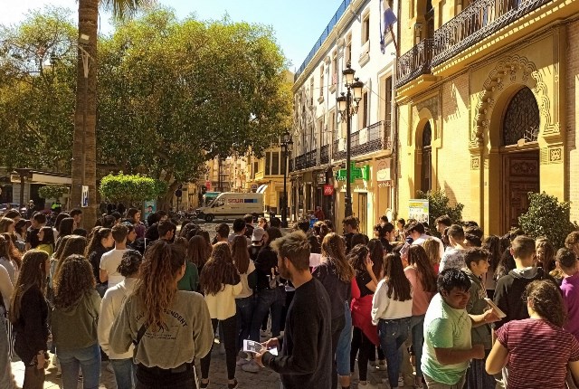 Un grupo de estudiantes de Águilas se manifiesta en contra del denominado pin parental  