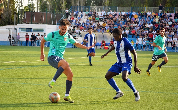 El Águilas empata ante el Lorca un derbi feo, mal arbi trado y en el que apenas se jugó en toda la segunda mitad