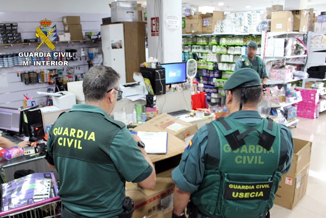 La Guardia Civil investiga a siete personas por vender productos falsificados en Águilas y otros puntos de la Región de Murcia