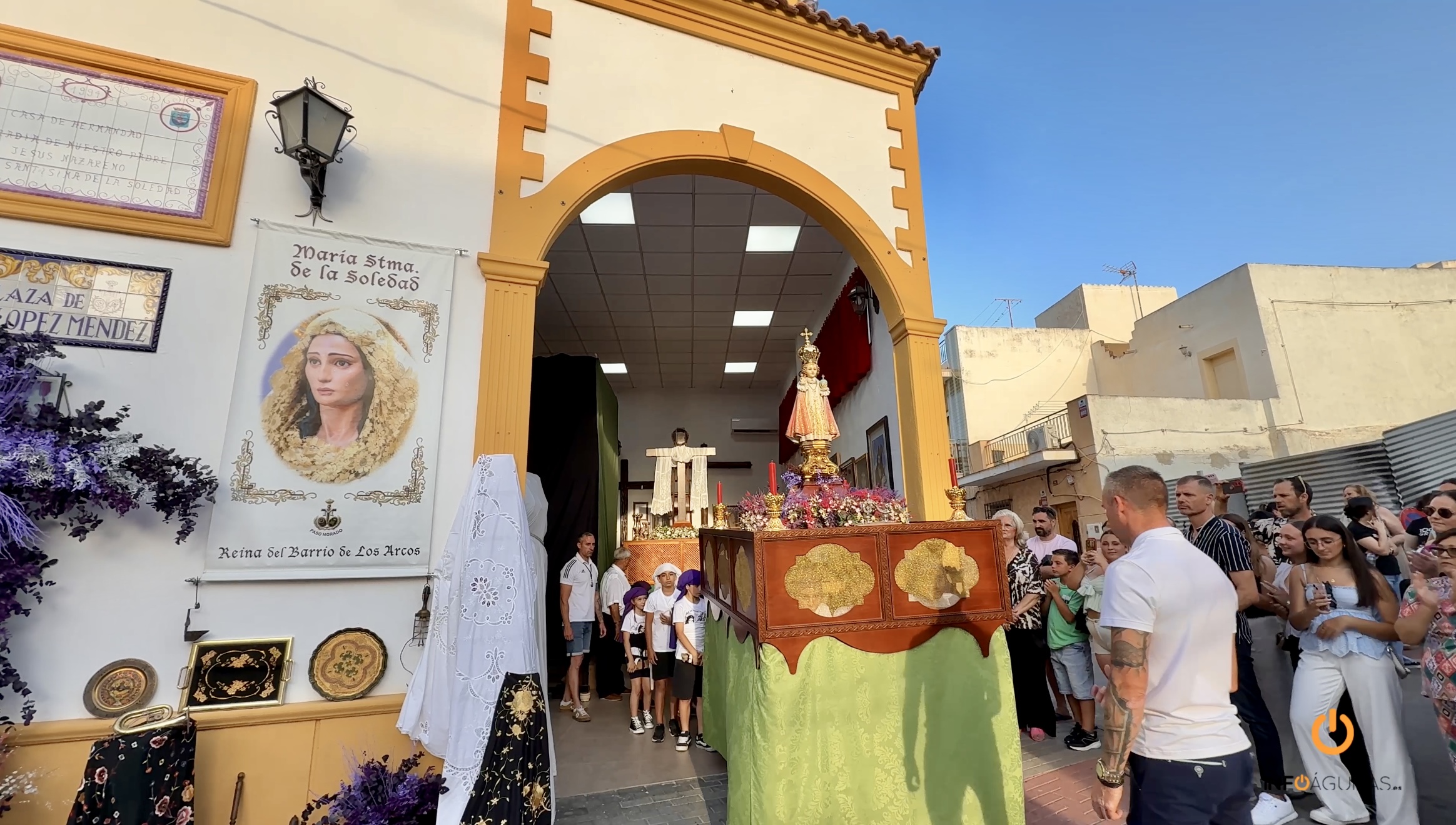 Los costaleros infantiles del Paso Morado recorren las calles de Águilas