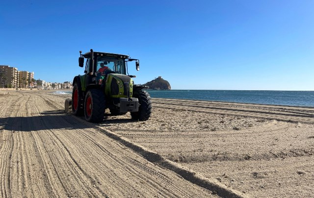 Dispositivo especial de limpieza en las playas de Águilas con motivo de la Semana Santa