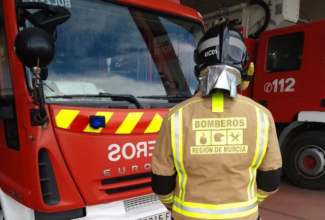 Bomberos del CEIS apagan un incendio declarado durante la pasada medianoche en una vivienda de Águilas 