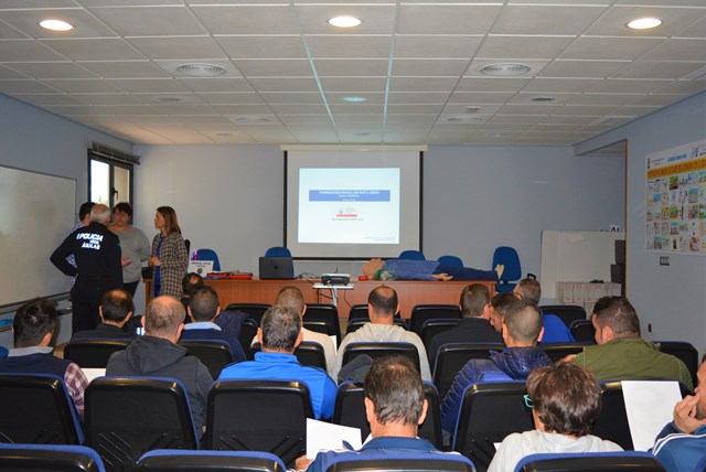 La Policía Local de Águilas y miembros del Polideportivo reciben un curso sobre reanimación cardiopulmonar y uso del desfibrilador