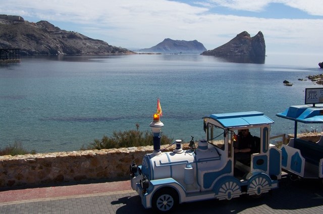 El tren turístico de Águilas realizará trayectos al mercado semanal todos los sábados de julio y agosto  