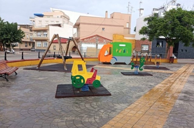  El Ayuntamiento refuerza la limpieza y desinfección de los parques infantiles de Águilas 