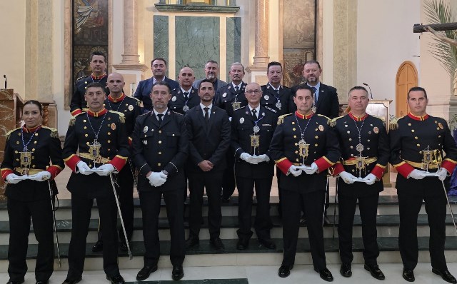 El Paso Azul otorga una distinción a los policías locales que han escoltado a la Patrona de Águilas en los últimos años