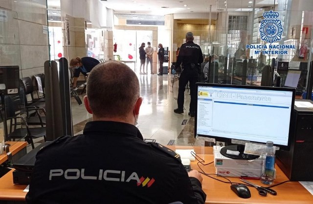 Policía Nacional refuerza los puntos de expedición de documentación ante el aumento de la demanda