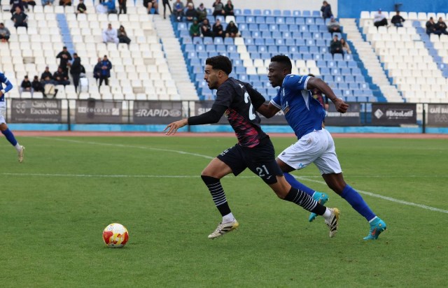 El Águilas recupera su buena dinámica fuera de casa para vencer al Melilla y mantener vivas sus opciones de título y playoff