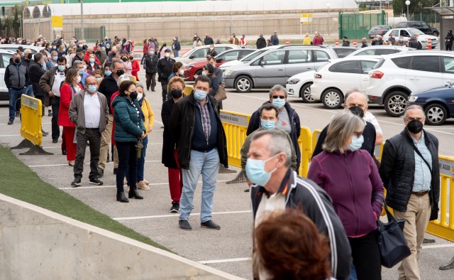 Moreno reclama a la consejería de Salud la ampliación de los horarios de vacunación para evitar las colas