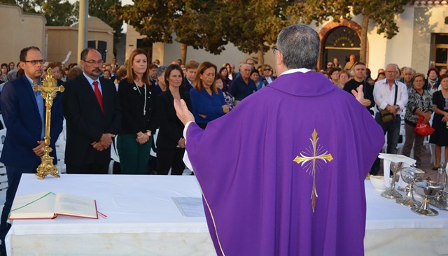 Medio millar de personas asisten a la misa de los Fieles Difuntos en el cementerio de Águilas 