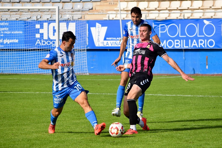 El Águilas empata ante la Balona un partido en el que volvió a pecar de falta de acierto pese a ser superior a su rival