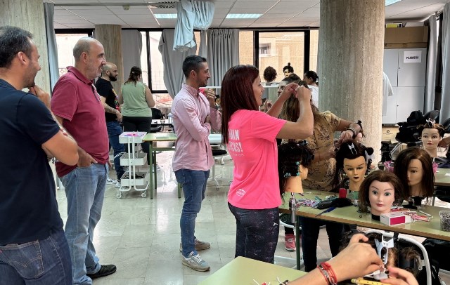 Una quincena de personas participa en el programa de certificación profesional de “Servicios auxiliares de peluquería” que se desarrolla en Águilas