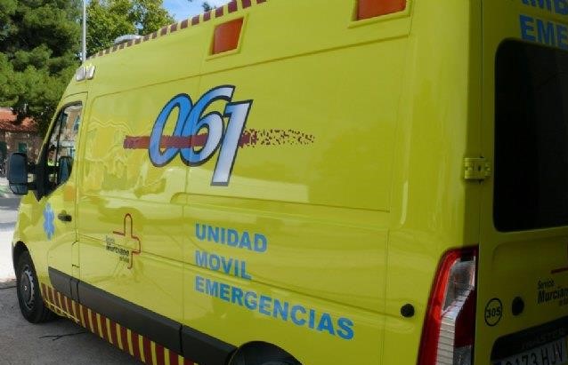 Servicios sanitarios de emergencia atienden a un herido en accidente de tráfico en Águilas