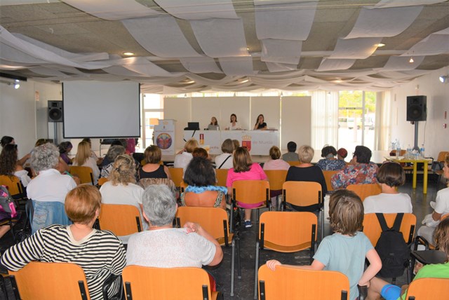 Las VIII Jornadas de Mujer en Águilas reúnen a un gran número de participantes en el albergue de Calarreona  