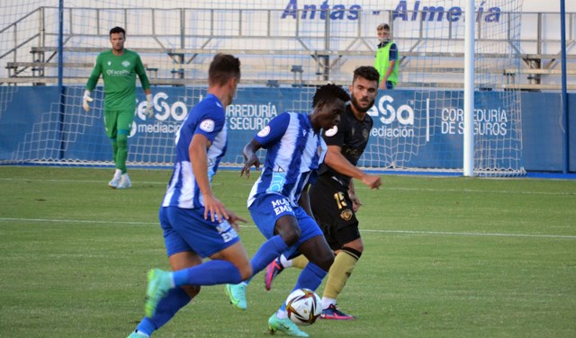 El Águilas sufre en el descuento su primera derrota de la temporada y cede a La Nucía el liderato del Grupo V de Segunda RFEF 