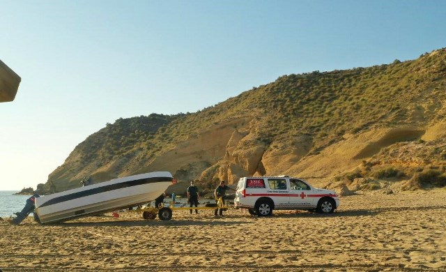 Llega a la playa de La Carolina en Águilas una patera con al menos seis inmigrantes a bordo 