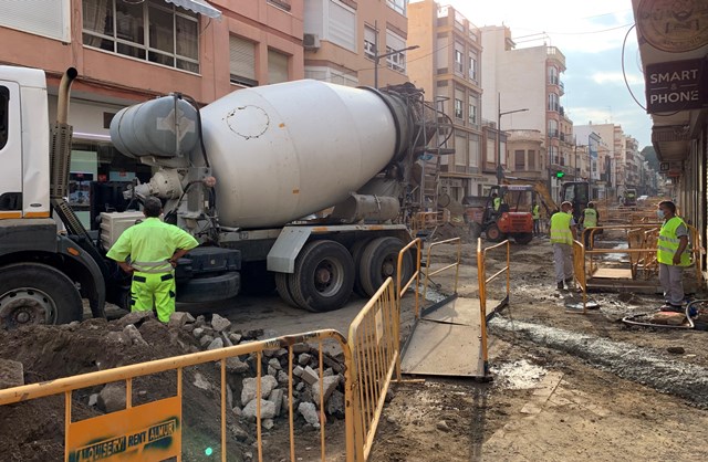 Inician la colocación de la solera para el adoquinado de la Calle Conde de Aranda